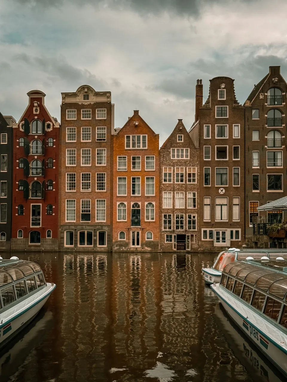 Case storiche di Amsterdam affacciate su un canale